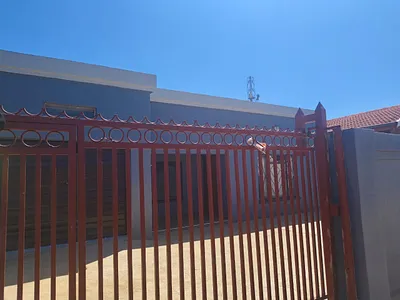 5 Bedroom House For Sale in Tembisa - RrDg.webp