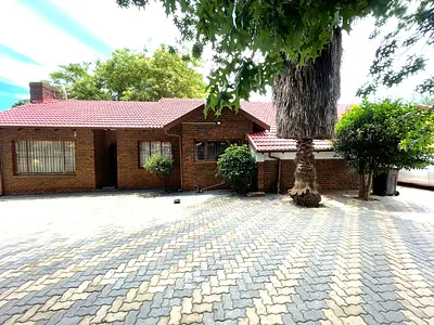 3 Bedroom House For Sale in Kempton Park - 2XHO.webp