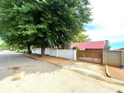 3 Bedroom House For Sale in Kempton Park - llp6.webp