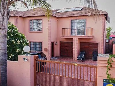 5 Bedroom House For Sale in Roodepoort - eh44.webp
