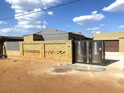 10 Bedroom House For Sale in Germiston - XsD2.webp