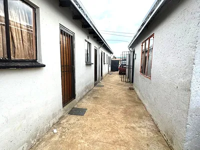 7 Bedroom House For Sale in Klippoortjie, Germiston - 0Sl9.webp