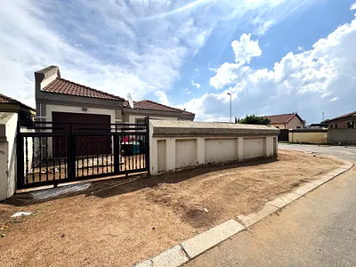 3 Bedroom House For Sale in Germiston - 5AvU.webp