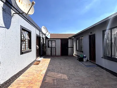 4 Bedroom House For Sale in Katlehong - LyRt.webp