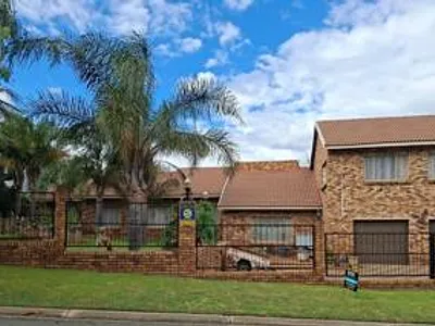 4 Bedroom House For Sale in Johannesburg - 8t8f.webp