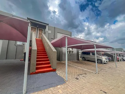 2 Bedroom Townhouse For Sale in Johannesburg - 4HZJ.webp