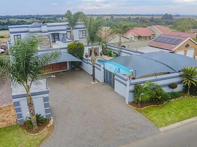 4 Bedroom House For Sale in Johannesburg - qW18.webp