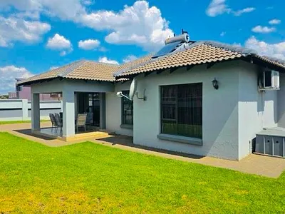 3 Bedroom House For Sale in Brakpan - FmC5.webp