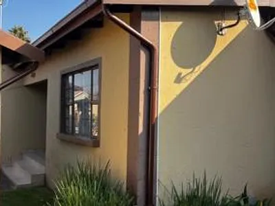 4 Bedroom House For Sale in Johannesburg - b70x.webp