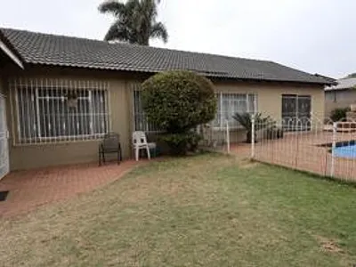 4 Bedroom House For Sale in Germiston - 50HU.webp
