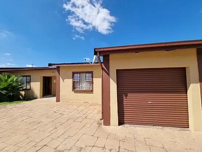 3 Bedroom Townhouse For Sale in Johannesburg - liFc.webp