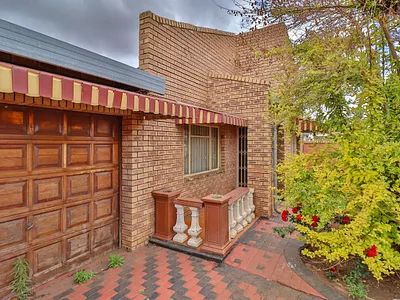 3 Bedroom House For Sale in Alberton - ou27.webp