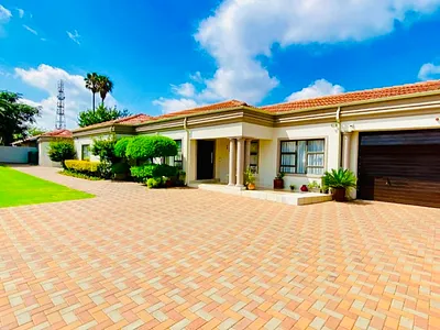 5 Bedroom House For Sale in Germiston - ybh7.webp