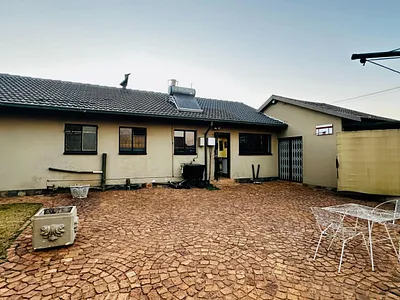 5 Bedroom House For Sale in Johannesburg - uIma.webp