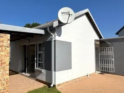 3 Bedroom Townhouse For Sale in Johannesburg - 1jye.webp