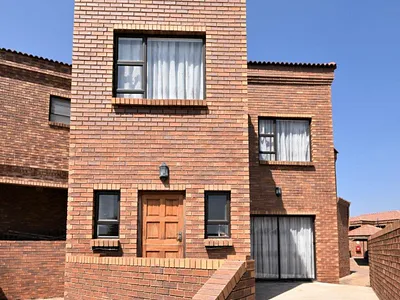 3 Bedroom Townhouse For Sale in Johannesburg - JPAe.webp