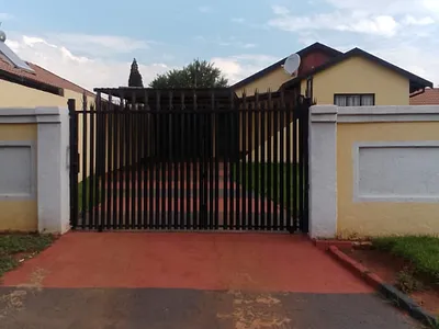 3 Bedroom House For Sale in Johannesburg - 14QC.webp
