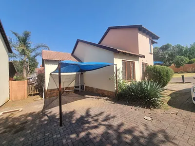 3 Bedroom Townhouse For Sale in Johannesburg - ulqE.webp