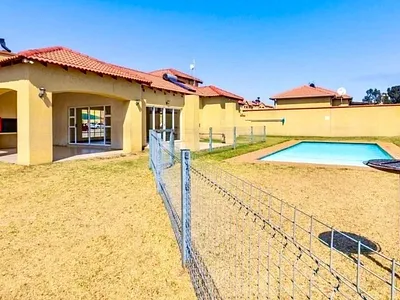 2 Bedroom Townhouse For Sale in Johannesburg - bjmY.webp