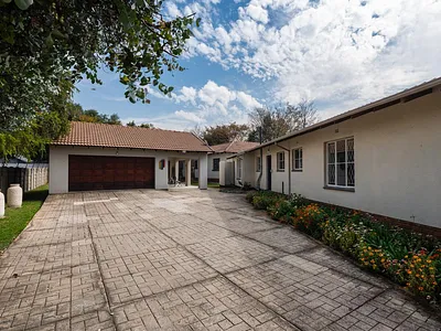 5 Bedroom House For Sale in Alberton - axgO.webp