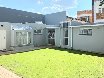 6 Bedroom House For Sale in Johannesburg - sR5f.webp