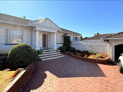 5 Bedroom House For Sale in Johannesburg - 49Jv.webp