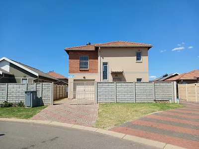 4 Bedroom House For Sale in Leopard's Rest Security Estate, Alberton - img