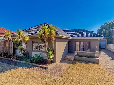 4 Bedroom House For Sale in Roodepoort - img