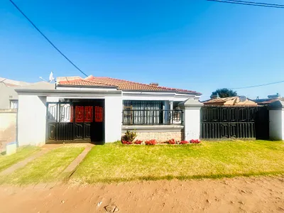 2 Bedroom House For Sale in Katlehong - img