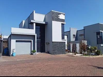 4 Bedroom Apartment For Sale in Johannesburg - OXc4.webp