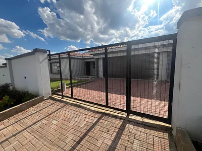 3 Bedroom House For Sale in Germiston - 6h03.webp