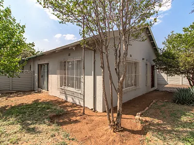 4 Bedroom House For Sale in Johannesburg - img
