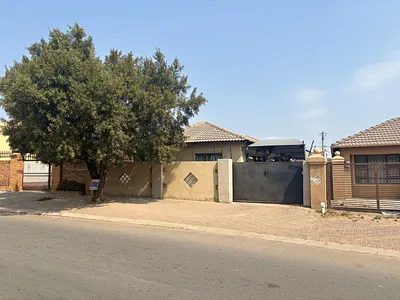 6 Bedroom House For Sale in Johannesburg - Mt86.webp