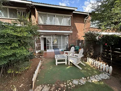 3 Bedroom Townhouse For Sale in Bedfordview - L7A2.webp