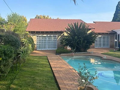 3 Bedroom House For Sale in Bedfordview - 8R1M.webp