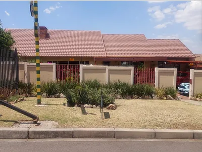 3 Bedroom House For Sale in Johannesburg - cZTU.webp
