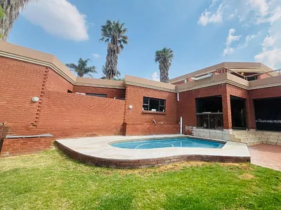 5 Bedroom House For Sale in Alberton - OTKv.webp