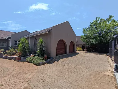 3 Bedroom House For Sale in Alberton - y4bo.webp