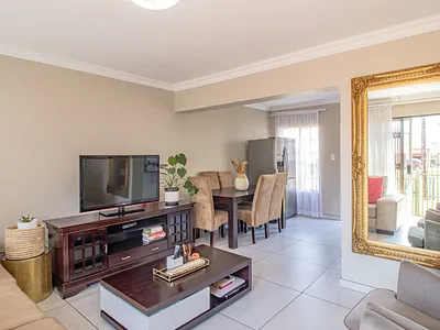 3 Bedroom Apartment For Sale in Johannesburg - YMQa.webp