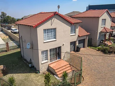 3 Bedroom Apartment For Sale in Johannesburg - iwfH.webp