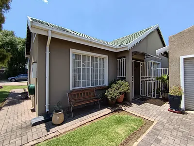2 Bedroom Townhouse For Sale in Alberton - d0x3.webp