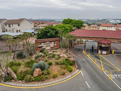 2 Bedroom Apartment For Sale in Johannesburg - ljHe.webp