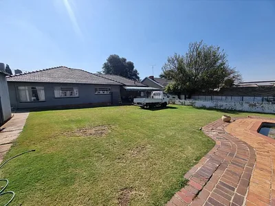 4 Bedroom House For Sale in Johannesburg - img