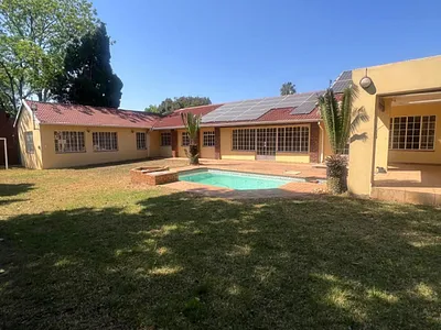 3 Bedroom House For Sale in Bedfordview - fhI9.webp