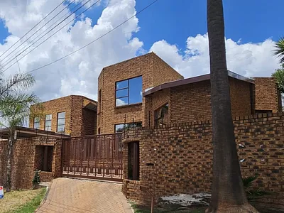 3 Bedroom House For Sale in Johannesburg - EmG1.webp