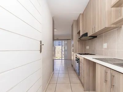 2 Bedroom Apartment For Sale in Parow - img