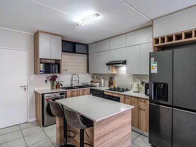 2 Bedroom Apartment For Sale in Sandton - gn9N.webp