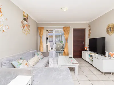 3 Bedroom Apartment For Sale in Paarl - UV1C.webp