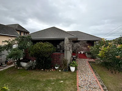 4 Bedroom House For Sale in Cape Town - 5oc0.webp