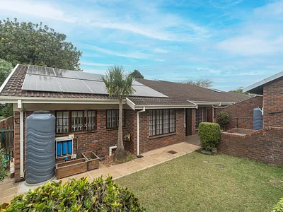 4 Bedroom Townhouse For Sale in Kloof - 2C2P.webp